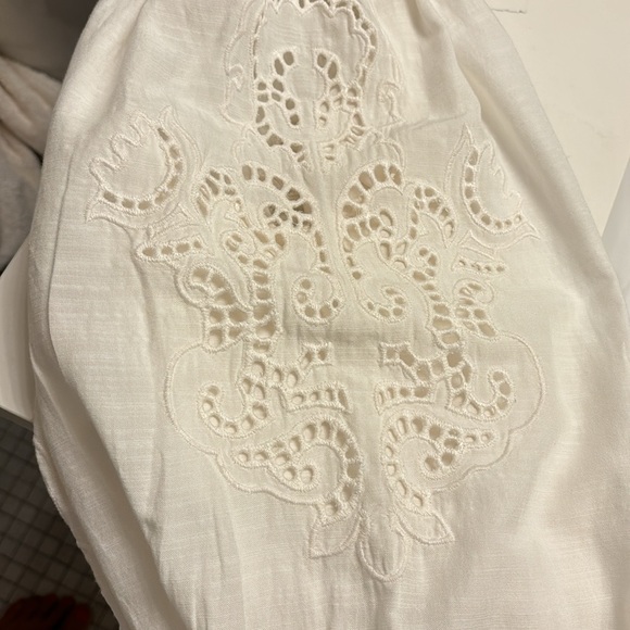 beautiful on or off the shoulder blouse w/appliqué on sleeves - Picture 6 of 10